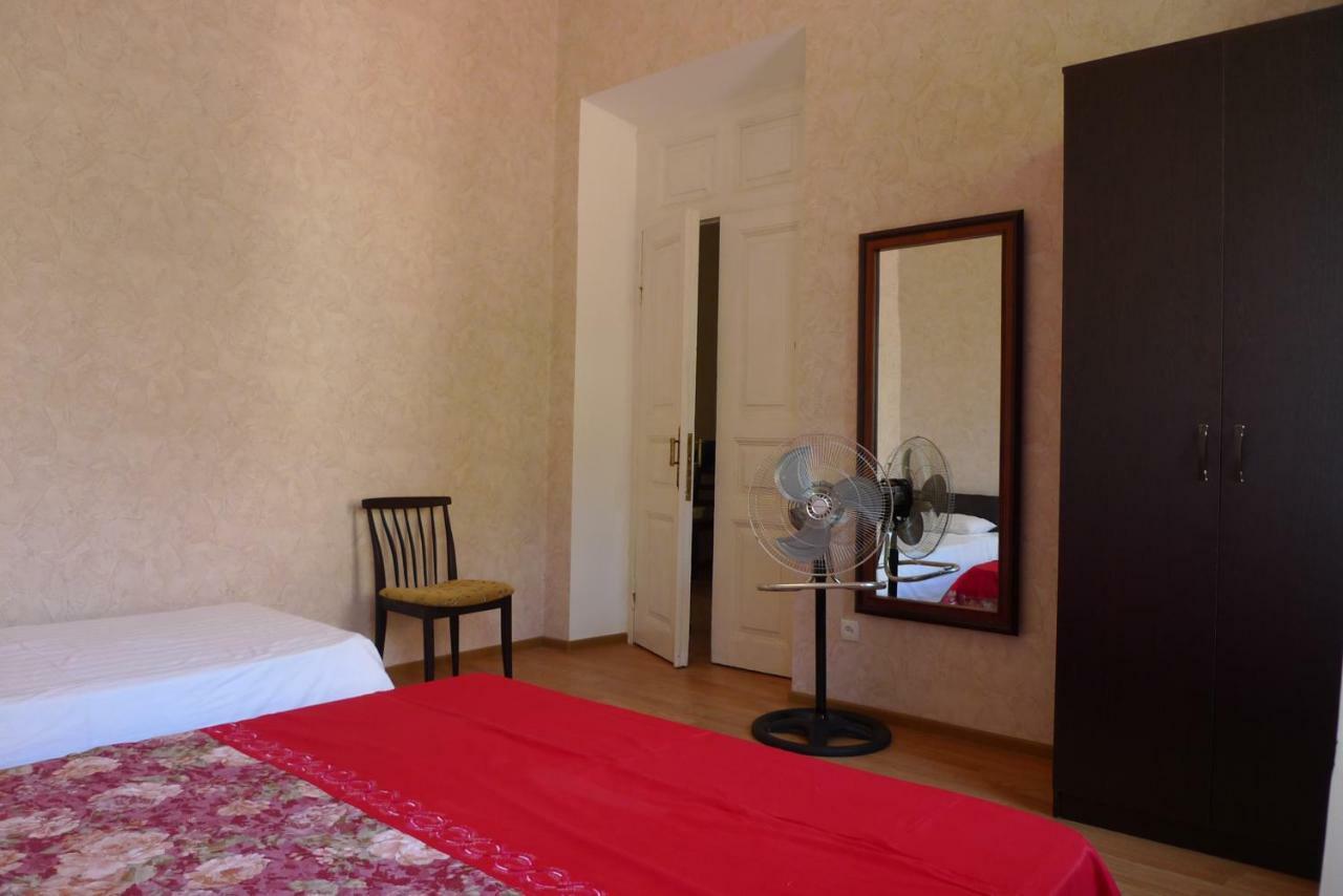 سوخومي Old Town Guesthouse المظهر الخارجي الصورة